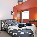 Sensational West End Living With Bicocca Stays